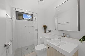 Spacious Inner-city Apartment With Pool
