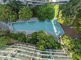 Spacious Inner-city Apartment With Pool