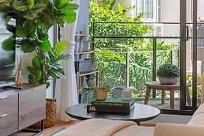 Spacious Inner-city Apartment With Pool