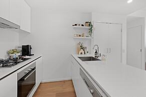 Spacious Inner-city Apartment With Pool