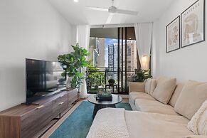 Spacious Inner-city Apartment With Pool