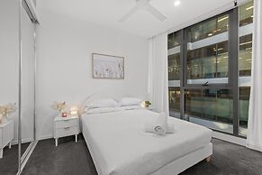 Spacious Inner-city Apartment With Pool