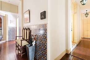 Artistic Alfama 4BR Cathedral Views Tram 28