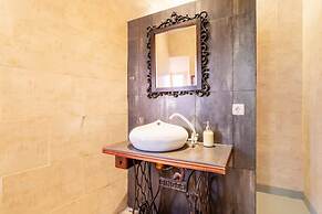 Artistic Alfama 4BR Cathedral Views Tram 28