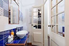 Artistic Alfama 4BR Cathedral Views Tram 28