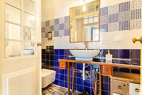 Artistic Alfama 4BR Cathedral Views Tram 28
