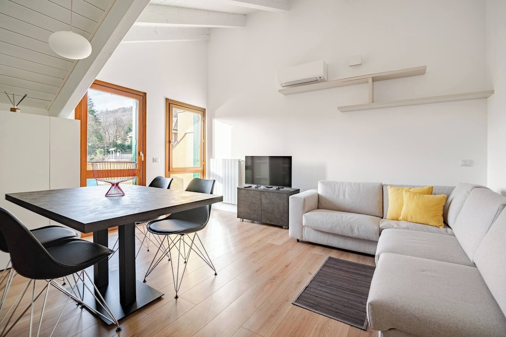 Modern Flat 2 Near the Swiss Border in Viggiù