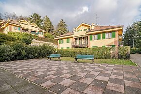 Modern Flat 2 Near the Swiss Border in Viggiù