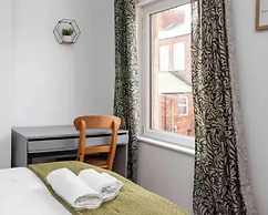 Large 4 Bed House - 4 Double Beds