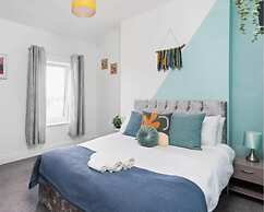 Large 4 Bed House - 4 Double Beds