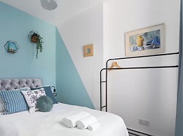 Large 4 Bed House - 4 Double Beds