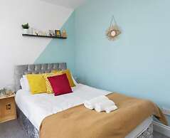 Large 4 Bed House - 4 Double Beds