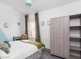 Large 4 Bed House - 4 Double Beds