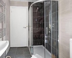 Large 4 Bed House - 4 Double Beds