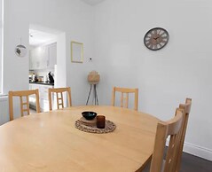 Large 4 Bed House - 4 Double Beds