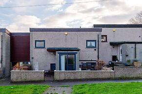 4 Bedroom House - Free Parking