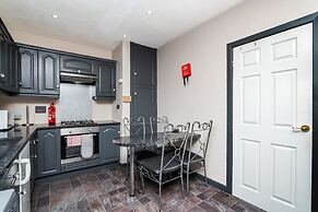 4 Bedroom House - Free Parking