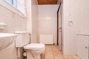 4 Bedroom House - Free Parking