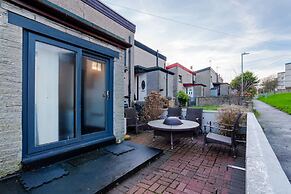 4 Bedroom House - Free Parking