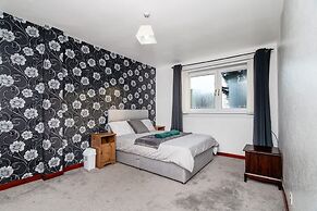 4 Bedroom House - Free Parking
