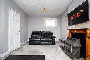 4 Bedroom House - Free Parking