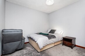 4 Bedroom House - Free Parking