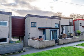 4 Bedroom House - Free Parking