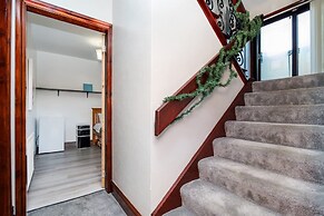 4 Bedroom House - Free Parking