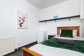 4 Bedroom House - Free Parking