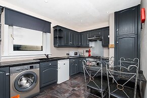 4 Bedroom House - Free Parking