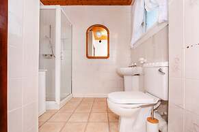 4 Bedroom House - Free Parking