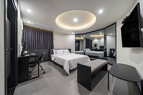 Daejeon Brown Dot Wolpyeong