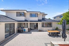 The Monaco Mansion Dianella - Sepal Stay