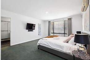 The Monaco Mansion Dianella - Sepal Stay
