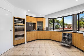 The Monaco Mansion Dianella - Sepal Stay