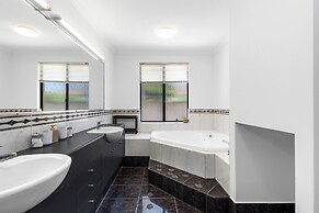 The Monaco Mansion Dianella - Sepal Stay