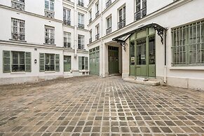 Stylish 3BR Near Tuileries Gardens