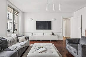 Stylish 3BR Near Tuileries Gardens