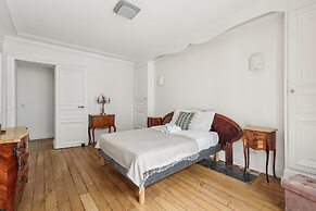 Stylish 3BR Near Tuileries Gardens