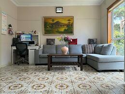 Charming 3 Bedroom Home Longer Stay Discount