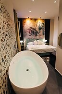 Noah Gate Hotel & Suites