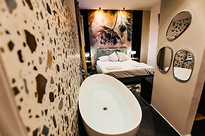 Noah Gate Hotel & Suites