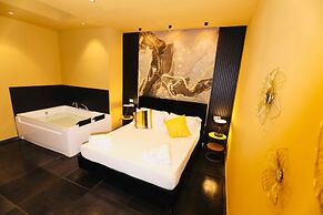 Noah Gate Hotel & Suites