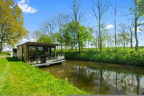 Fokke Sleat Houseboat