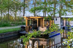 Doeke Sleat Houseboat