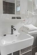 Doeke Sleat Houseboat