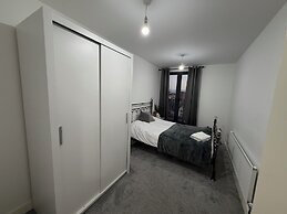 2 Bedroom Luxury Apartment With Balcony