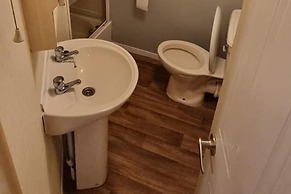 Caravan - Sleeps 6 - Pets Ok - Parking