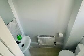 Corby- Split Level Apartment With 3 Bedrooms