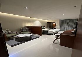 M R SUITES